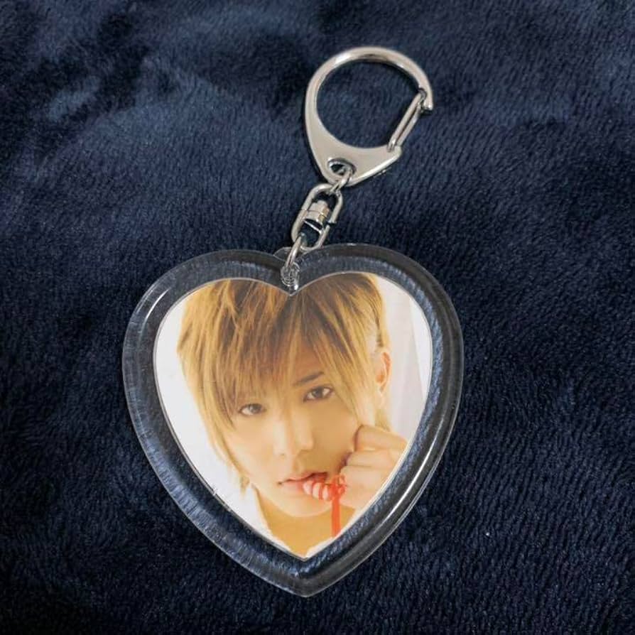 Amazon.co.jp: 山田涼介 アクリルキーホルダー : おもちゃ